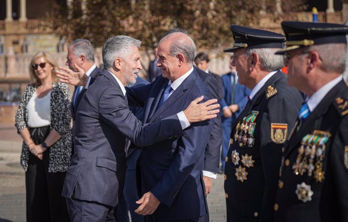 Archivo - El ministro del Interior, Fernando Grande-Marlaska, saluda al director de la Policía y a mandos de este cuerpo en Sevilla