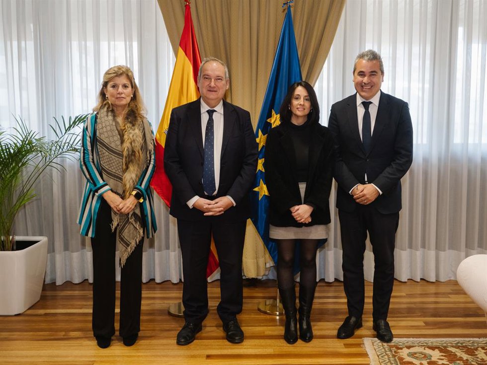 El ministro de Industria y Turismo, Jordi Hereu y la secretaria de Estado de Industria, Rebeca Torró, se han reunido con los los presidentes de Anfac y de Faconauto Josep María Recasens y Marta Blázquez, respectivamente.