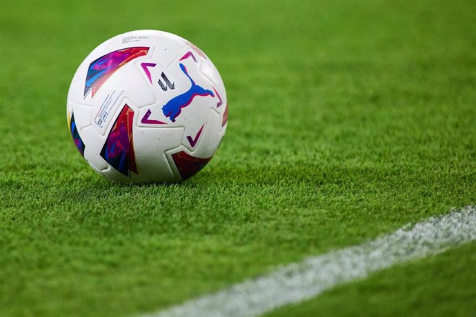 Archivo - Detail of ball during the Spanish league, LaLiga EA Sports, football match played between Sevilla FC and Valencia CF at Ramon Sanchez-Pizjuan stadium on August 11, 2023, in Sevilla, Spain.