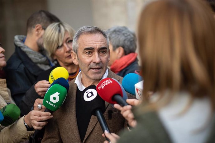 El conseller de Agricultura, Agua, Ganadería y Pesca de la Generalitat valenciana, Miguel Barrachina, ofrece declaraciones a los medios tras su reunión con el ministro de Agricultura, a 12 de noviembre de 2024, en Valencia, Comunidad Valenciana (España). 