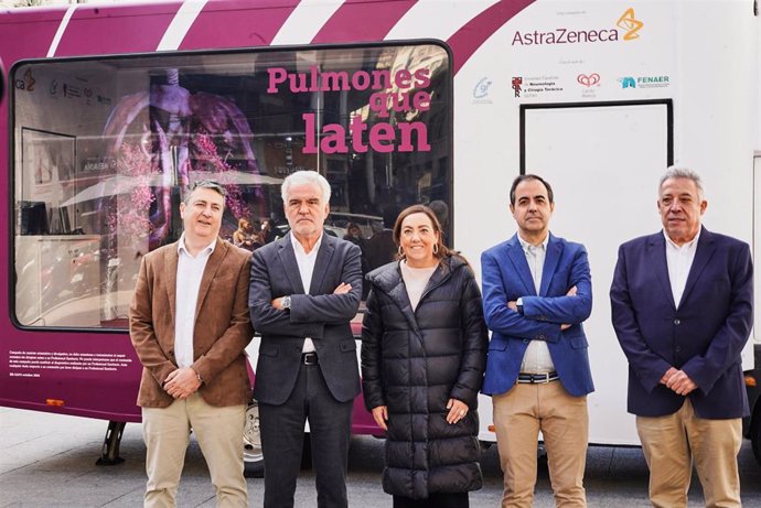 Foto de familia en la presentación de la campaña de AstraZeneca 'Pulmones que laten'