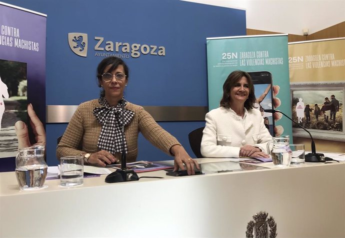 La consejera municipal de Servicios Sociales, Marian Orós, y la directora de la Casa de la Mujer del Ayuntamiento de Zaragoza, Ana Gaspar, presentan la campaña "Ni una menos"