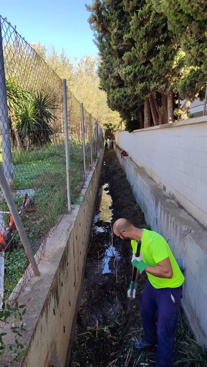 Labores de limpieza antes de la llegada de la DANA en Salobreña