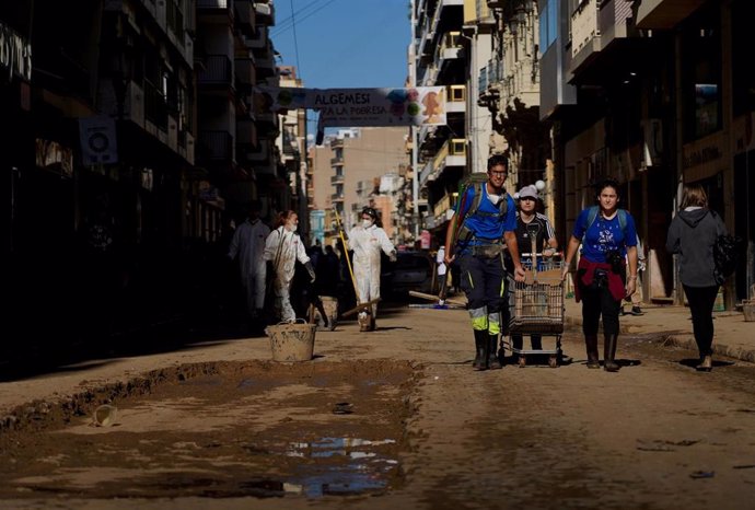 Voluntarios ayudan para limpiar los estragos en el día 13 tras el paso de la DANA por Valencia, a 11 de noviembre de 2024, en Algemesí