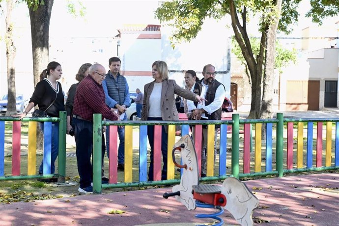 La alcaldesa de Jerez, María José García-Pelayo, con vecinos de La Liberación.