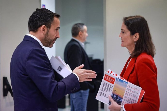 El portavoz del PSOE en el Ayuntamiento de Málaga, Daniel Pérez, y la portavoz socialista en el Ayuntamiento de Madrid, Reyes Maroto