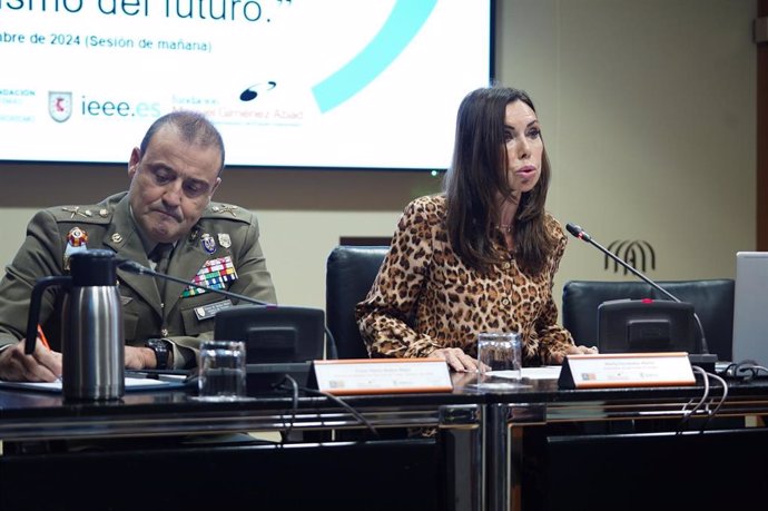 La presidenta de las Cortes de Aragón, Marta Fernández, inaugura la jornada junto con el general de Brigada del Ejército de Tierra Víctor Mario Bados.