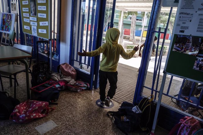 Varios niños vuelven a las clases en el Colegio de Amparo Albau en el día 13 tras el paso de la DANA por Valencia, a 11 de noviembre de 2024, en Alaquàs, Valencia, Comunidad Valenciana (España). 