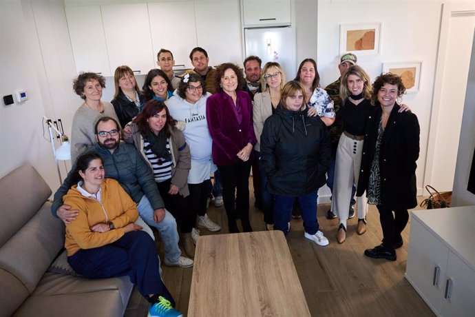 La consejera Maeztu y la directora de la ANADP, Inés Francés, junto a responsables del CAIDIS Atalaya y usuarios del servicio