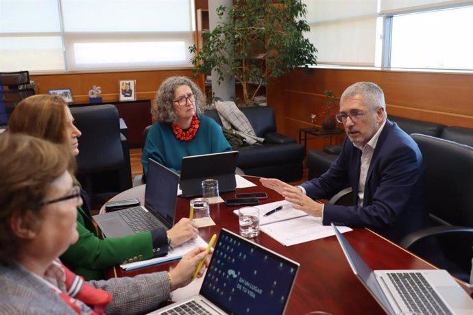 Reunión entre la consejera de Desarrollo Sostenible de C-LM, Mercedes Gómez, y el secretario de Estado de Medio Ambiente, Hugo Morán.