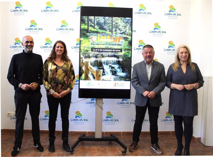 El presidente de la Mancomunidad Axarquía, Jorge Martín, y el vicepresidente de la Asociación para la Promoción Turística de la Axarquía (APTA), Juan García, han dado a conocer la oferta rural y cultural que la comarca llevará a dos importantes ferias.