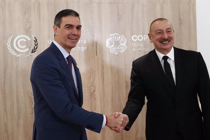 El presidente del Gobierno, Pedro Sánchez (i) y el presidente de la República de Azerbaiyán, Ilham Aliyev (d),  a 12 de noviembre de 2024, en Bakú (Azerbaiyán).