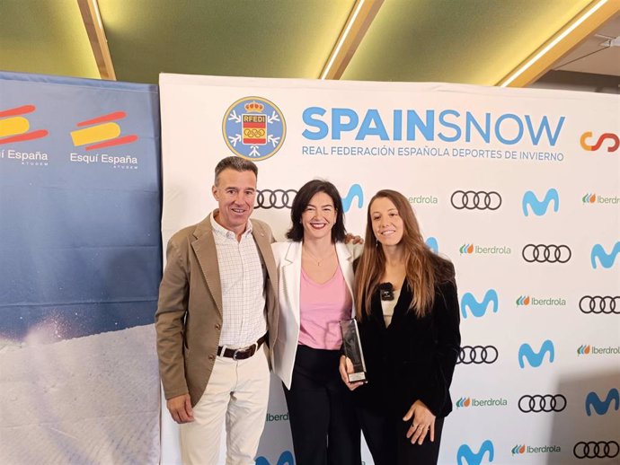 Nuria Castán, galardonada con el Premio Maria José Rienda a la mejor deportista femenina de la temporada, junto al presidente de RFEDI, May Peus, y María José Rienda.