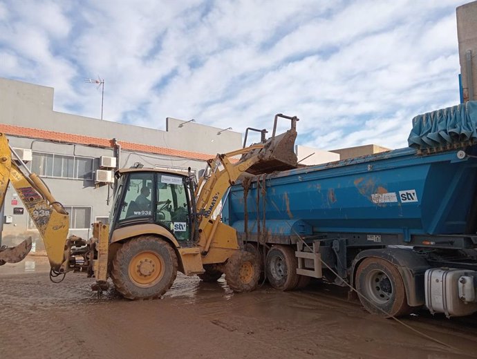 Neteja de les àrees industrials afectades per les inundacions a València