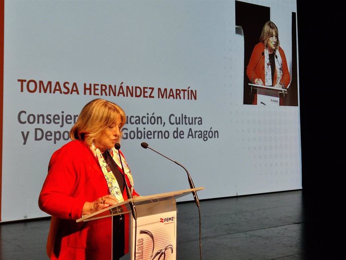 La consejera de Educación, Cultura y Deporte del Gobierno de Aragón, Tomasa Hernández, en la entrega de los Premios MetalíZate.