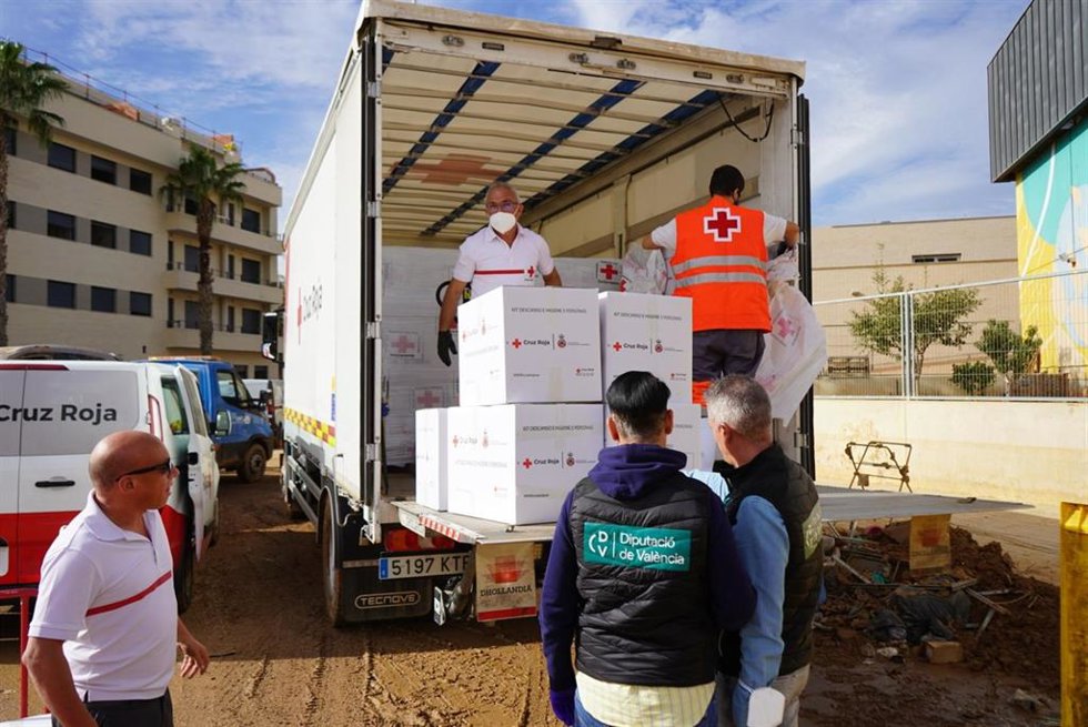 La Diputació de Valncia coordina con Cruz Roja la entrega de kits de abrigo en municipios afectados por la DANA