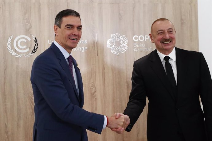 El presidente del Gobierno, Pedro Sánchez (i) y el presidente de la República de Azerbaiyán, Ilham Aliyev (d), se saludan a su llegada a una reunión antes de participar en el evento de Alto Nivel sobre financiación climática 'The Make-or-Break Moment for 