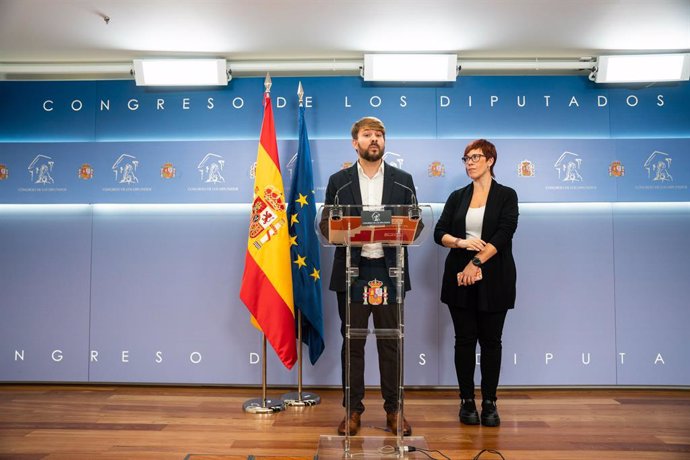 Archivo - Arxiu - Els diputats de Compromís al Congrés, Àgueda Micó i Alberto Ibáñez, en una roda de premsa