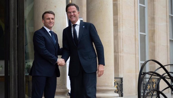 El presidente de Francia, Emmanuel Macron, recibe en el Elíseo al secretario general de la OTAN, Mark Rutte