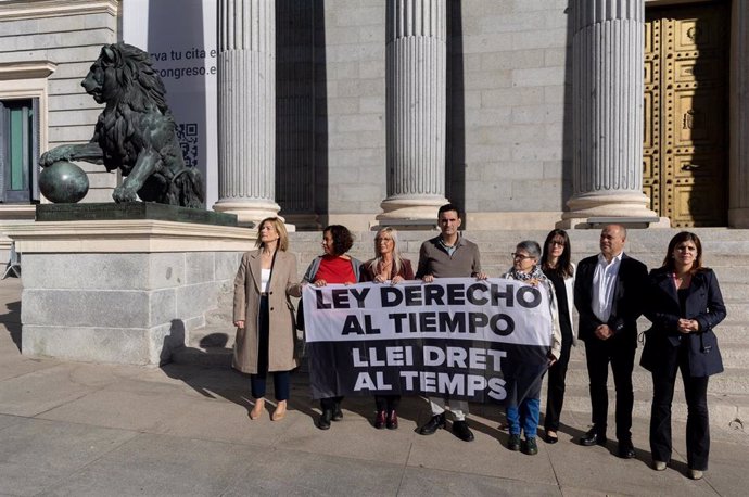 El activista y víctima de abusos sexuales en l'Abadia de Montserrat, Miguel Hurtado junto a diputados frente al Congreso de los Diputados. 