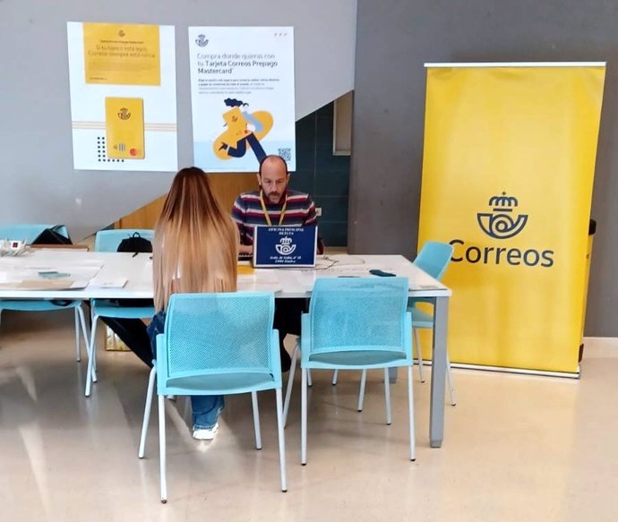 Stand de Correos en la Universidad de Huelva.