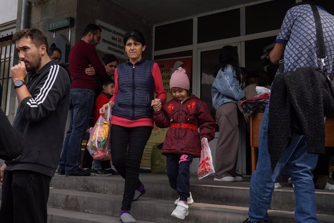 Archivo - October 1, 2023, Goris, Armenia: A woman and a girl from Karabakh are seen carrying humanitarian aid outside a distribution point in Goris. Armenia reported on the 3rd October that around 100,625 refugees have arrived from Nagorno-Karabakh while