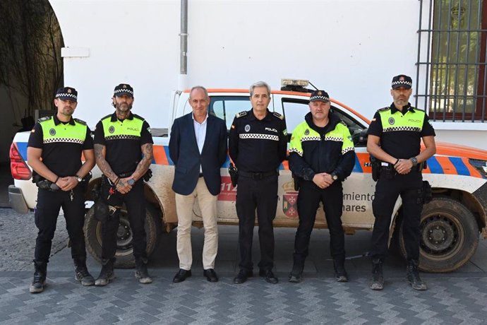 El alcalde de la localidad sevillana de Tomares, José María Soriano, acompañado por el Inspector Jefe de la Policía Local, Emilio Gallego, reciben a los cuatro policías locales a su vuelta de Valencia tras ayudar a los afectados.