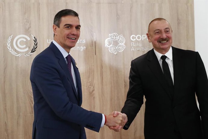 El president del Govern, Pedro Sánchez (e) i el president de la República d'Azerbaidjan, Ilham Aliyev (d),  a 12 de novembre del 2024, a Bakú (Azerbaidjan).
