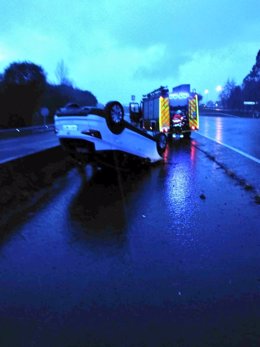 Herido el conductor de un turismo tras volcar en la A-8 en Valdáliga