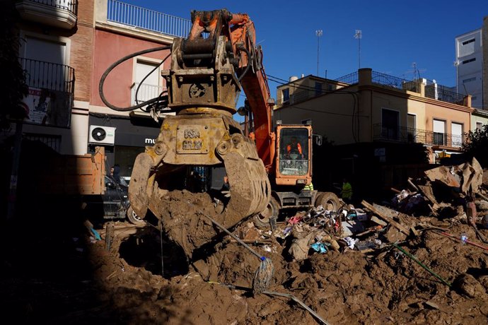 Una grua retira els enderrocs en el dia 13 després del pas de la DANA per Valencia, a 11 de novembre del 2024, a Algemesí