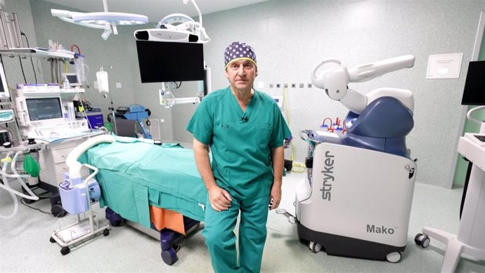 Un médico junto al robot MAKO, un sistema quirúrgico diseñado para mejorar la precisión y seguridad en las cirugías de reemplazo de rodilla