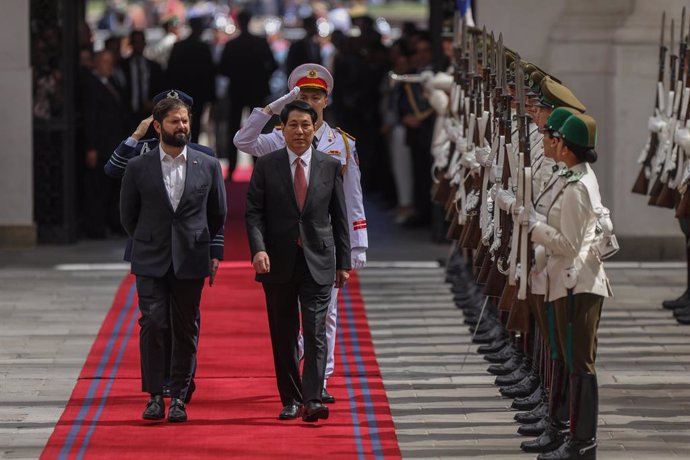 11 November 2024, Chile, Santiago: Chilean President Gabriel Boric (R) welcomes Vietnamese President Luong Cuong ahead of their meeting. Photo: Sebastian Beltran Gaete/Agencia Uno/dpa