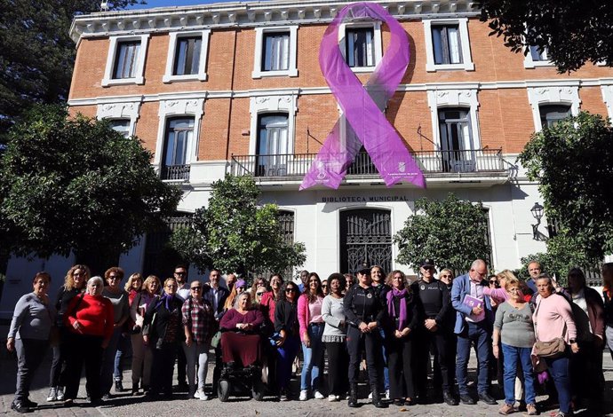 La teniente de alcaldesa de Igualdad y Diversidad en el Ayuntamiento de Jerez, Susana Sánchez, junto a representantes del Consejo Local de la Mujer y de otras entidades, en la colocación del lazo morado en la Biblioteca Central