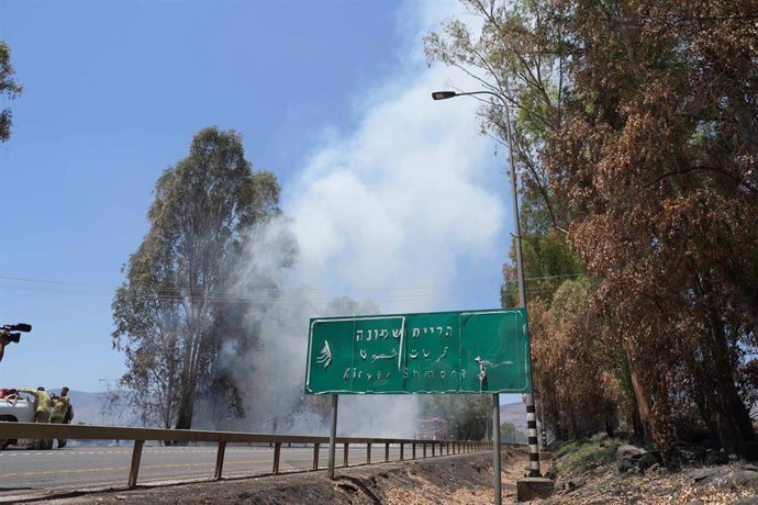 Archivo - Columna de humo tras un ataque con proyectiles lanzado por el partido-milicia chií Hezbolá desde el sur de Líbano contra el norte de Israel (archivo)