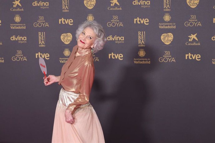 Archivo - La actriz Marisa Paredes posa en la alfombra rosa previa a la gala de la 38 edición de los Premios Goya, en el Auditorio Feria de Valladolid, el pasado febrero