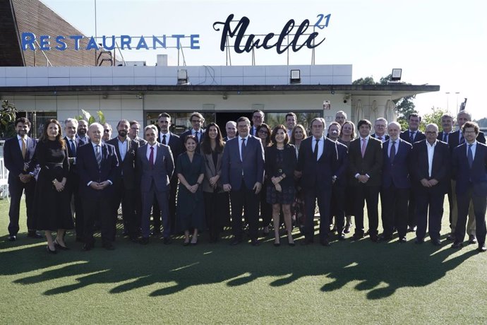 Foto de familia de la consejera de Empleo, Empresa y Trabajo Autónomo, Rocío Blanco, con los socios de la Asociación de empresarios del Sur de España (Cesur9.