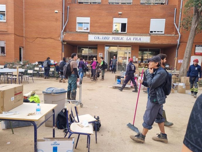 Voluntaris de Castelló realitzen tasques de neteja al Col·legi Públic La Fila d'Alfafar