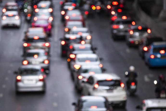 Archivo - Busy crowded traffic jam on the road