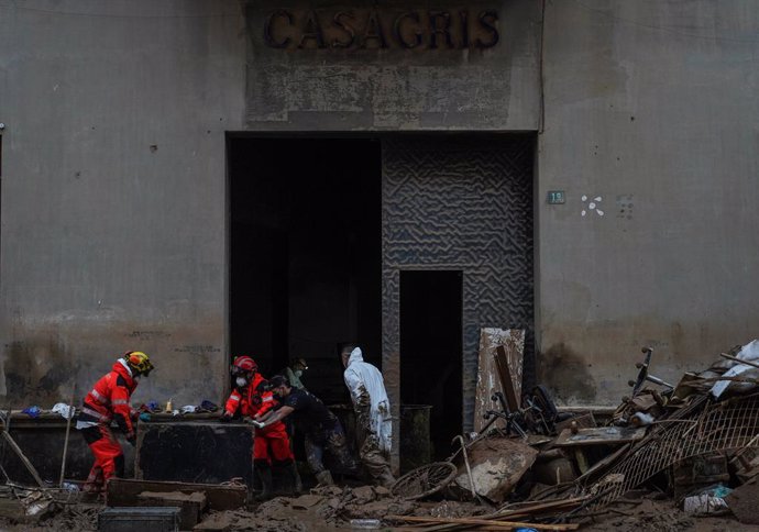 Diverses persones col·laboren en la neteja de Paiporta, a 8 de novembre del 2024, a València