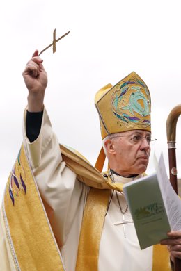 Archivo - 24 March 2024, United Kingdom, Maidstone: The Archbishop of Canterbury Justin Welby leads a Palm Sunday parade, to St Phillip's Church, for the Palm Sunday service and communion. Photo: Gareth Fuller/PA Wire/dpa