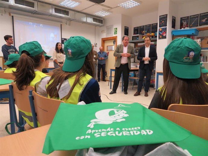 Los delegados de Educativo y Formación Profesional, Universidad, Investigación e Innovación de la Junta en Huelva, Carlos Soriano, y de Empleo, Empresa y Trabajo Autónomo, Juan Carlos Duarte, en la visita al CEIP XII de Octubre.