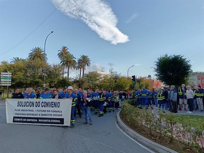 Más de 300 personas de la plantilla de Navantia Ferrol y Fene cortan el tráfico ante la Delegación del Gobierno, en A Coruña