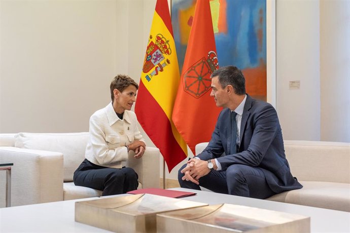 Archivo - El presidente del Gobierno, Pedro Sánchez, durante su reunión con la presidenta de Navarra, María Chivite, en el Complejo de La Moncloa, a 10 de octubre de 2024, en Madrid (España). El objetivo de la ronda de reuniones del presidente del Gobiern