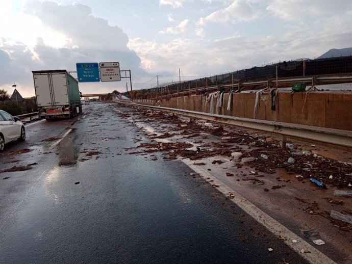 Autovía A-7 a su paso por Balanegra (Almería) tras su inundación por tormentas.