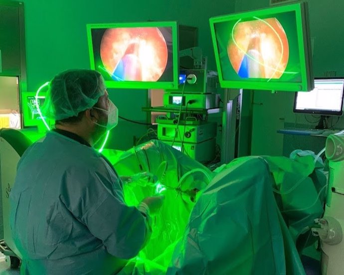 El urólogo del Hospital Quirónsalud Clideba de Badajoz, el doctor Adengozar, realizando una intervención de fotovaporización con láser verde