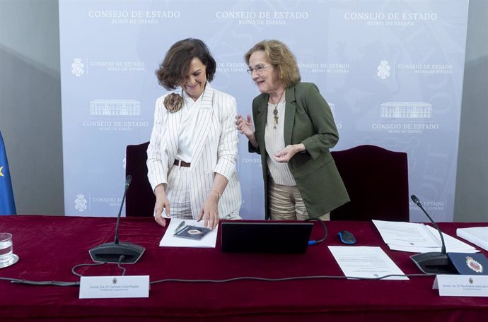 Archivo - La presidenta del Consejo de Estado, Carmen Calvo (i), y la consejera permanente y coordinadora de la Ponencia que ha redactado la Memoria, Paz Andrés Sáenz de Santa María (d), durante una rueda de prensa de presentación de la Memoria 2023 del C