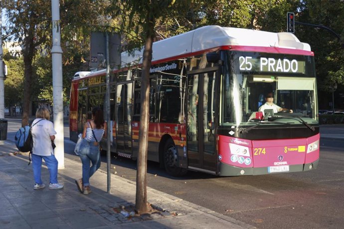 Archivo - Autobús municipal en el centro de Sevilla