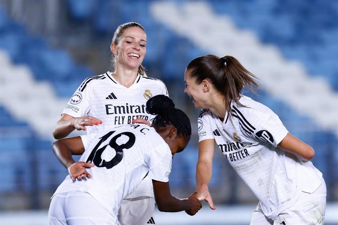 Linda Caicedo, Signe Bruun y Melanie Leupolz celebran un gol del Real Madrid