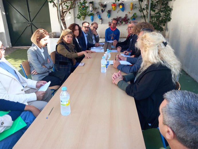 La delegada territorial de Desarrollo Educativo y Formación Profesional en la provincia de Cádiz, Isabel Paredes, en una reunión con la concejala de Educación en San Fernando, Pepa Pacheco, y la dirección y el AMPA del CEIP San Ignacio.