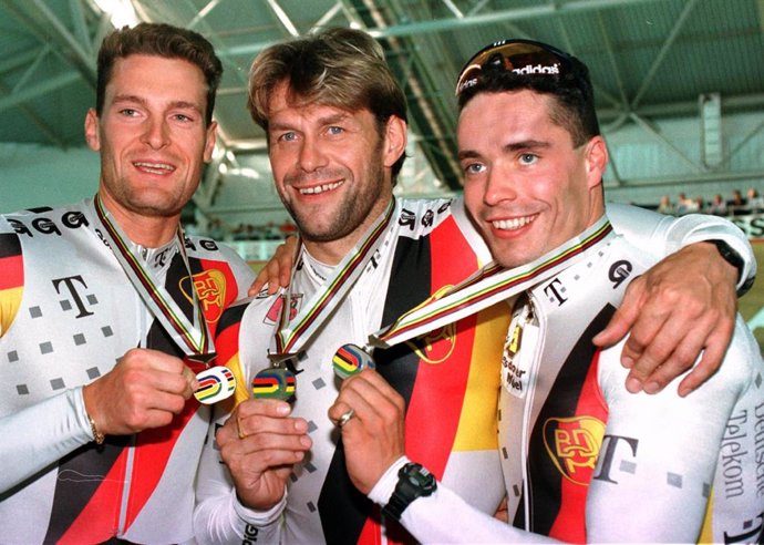 Archivo - Los ciclistas alemanes Jens Fiedler, Yves Lausberg y Michael Huebner muestran la medalla de plata en los Mundiales de Ciclismo en Mánchester.